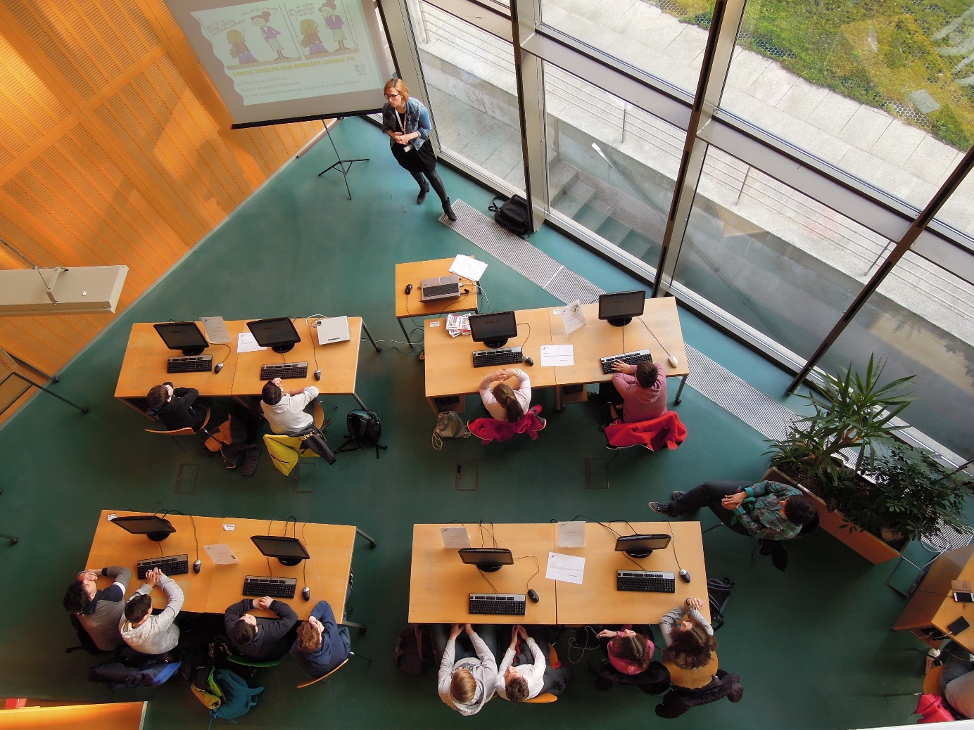 Učenci spoznavajo COBISS v računalniškem kotičku Goriške knjižnice
