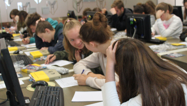 Slika, ki vsebuje besede notranji, oseba, miza, računalnik Opis je samodejno ustvarjen