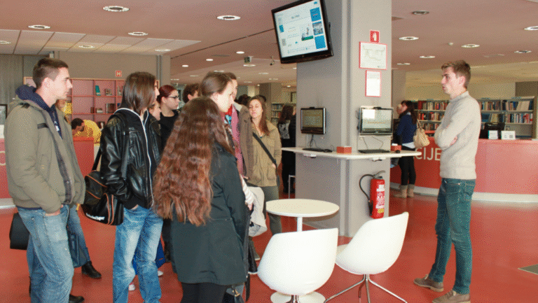 Slika, ki vsebuje besede besedilo, notranji, strop, oseba Opis je samodejno ustvarjen