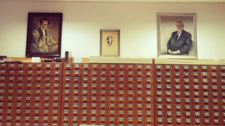 Slika, ki vsebuje besede zid, zaprt prostor, moški, oseba Opis je samodejno ustvarjen