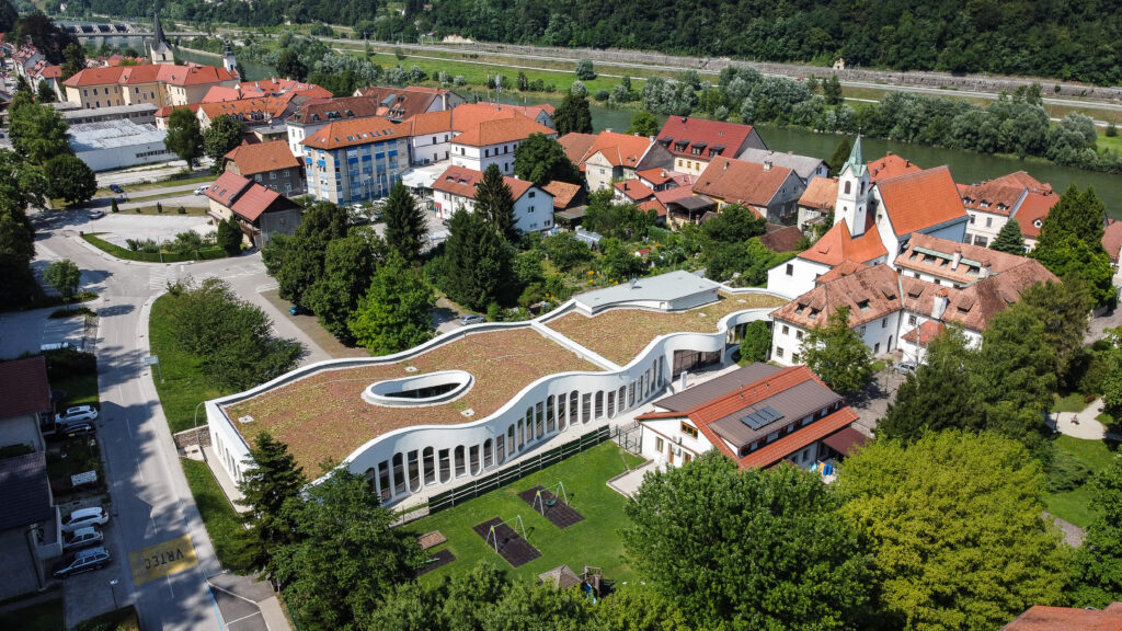 Slika 3: Zunanjost knjižnice (foto: B. Colarič)