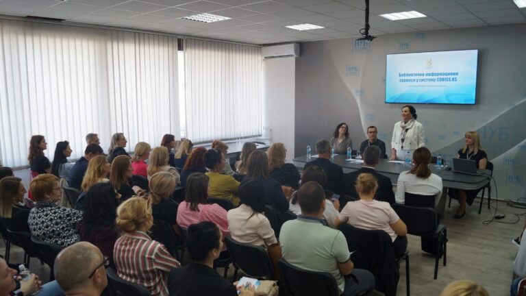 A person giving a presentation to a group of people Description automatically generated