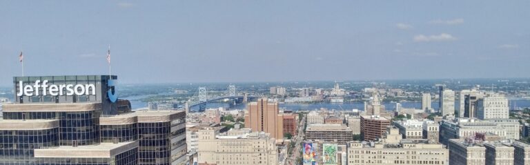 Slika, ki vsebuje besede na prostem, nebo, stavba, oblak Vsebina, ustvarjena z UI, morda ni pravilna.