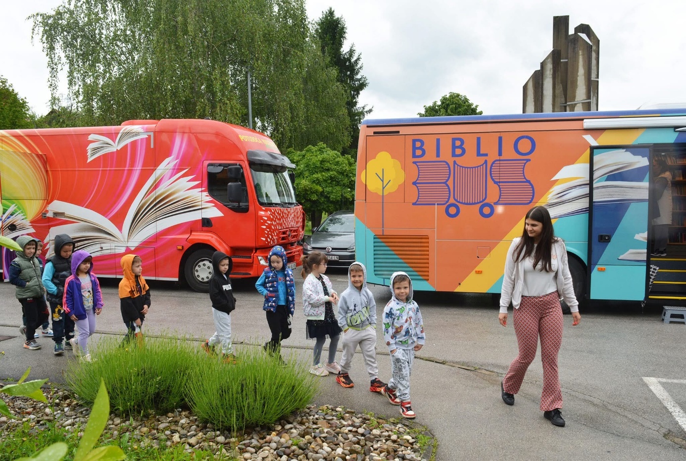 Slika 4: Nasmejani obiskovalci Bibliobusiranja, Ozalj (arhiv Knjižnice Mirana Jarca in Mestne knjižnice »Ivan Goran Kovačić«)
