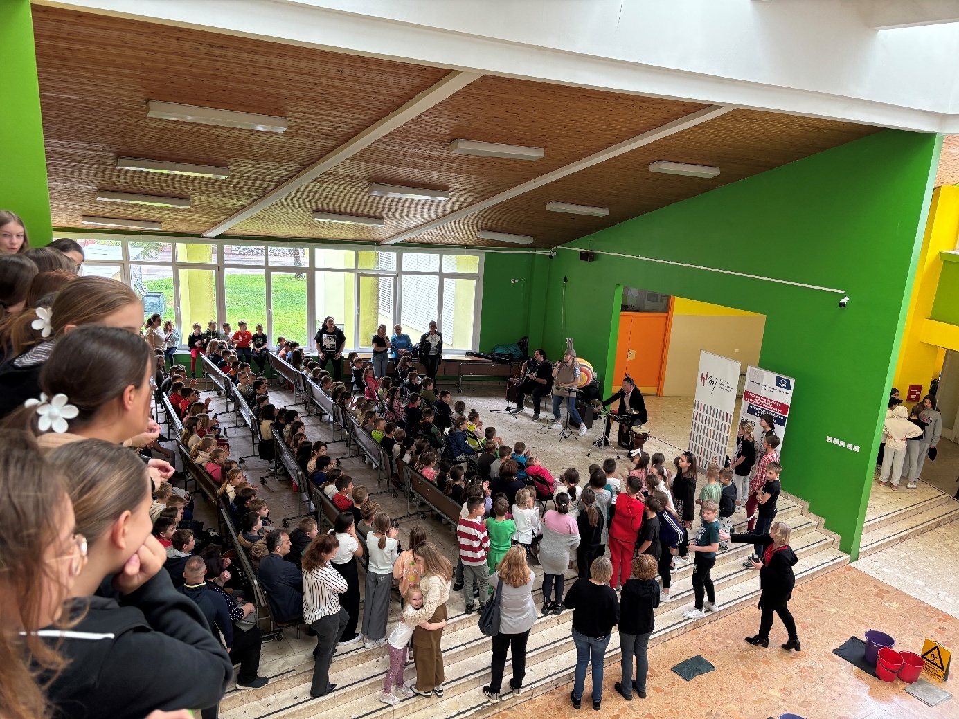 Slika 2: Glasbena pravljica Prigode polžka Petra v šolski avli OŠ Dubovac, Karlovec (arhiv Knjižnice Mirana Jarca in Mestne knjižnice »Ivan Goran Kovačić«)