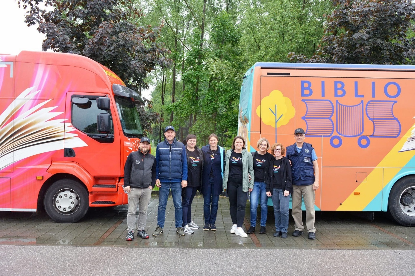 Slika 6: Ekipa Bibliobusiranje 2025 (arhiv Knjižnice Mirana Jarca in Mestne knjižnice »Ivan Goran Kovačić«)