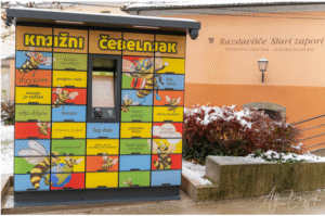 Knjižni čebelnjak Knjižnice Ivana Potrča Ptuj (foto: Albin Bezjak)Vir: https://www.facebook.com/photo/?fbid=979526404207580&set=pcb.979537150873172 