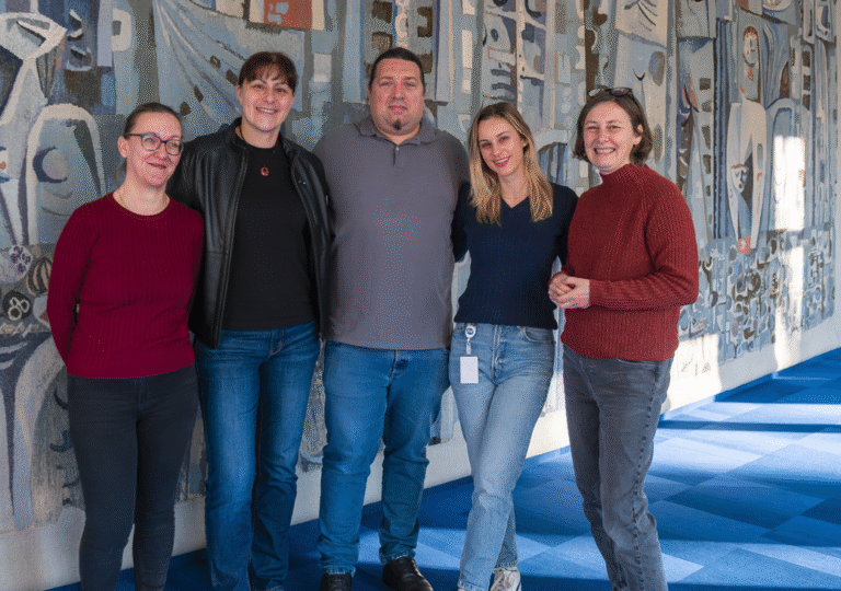 Slika 2: Uredništvo Blog COBISS v letu 2026 (z leve): Nataša Murkovič (urednica), Tanja Žuran Putora (urednica), Marko Kralj (tehnični urednik), Anja Petrovič (urednica), mag. Branka Badovinac (urednica)