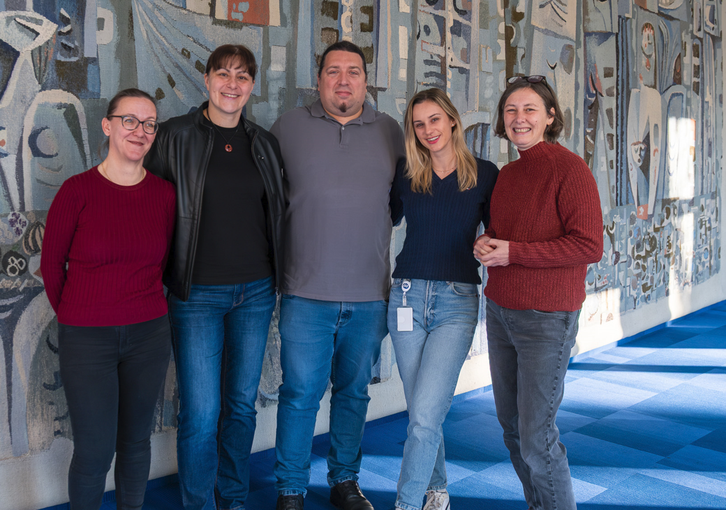 Slika 2: Uredništvo Blog COBISS v letu 2026 (z leve): Nataša Murkovič (urednica), Tanja Žuran Putora (urednica), Marko Kralj (tehnični urednik), Anja Petrovič (urednica), mag. Branka Badovinac (urednica)