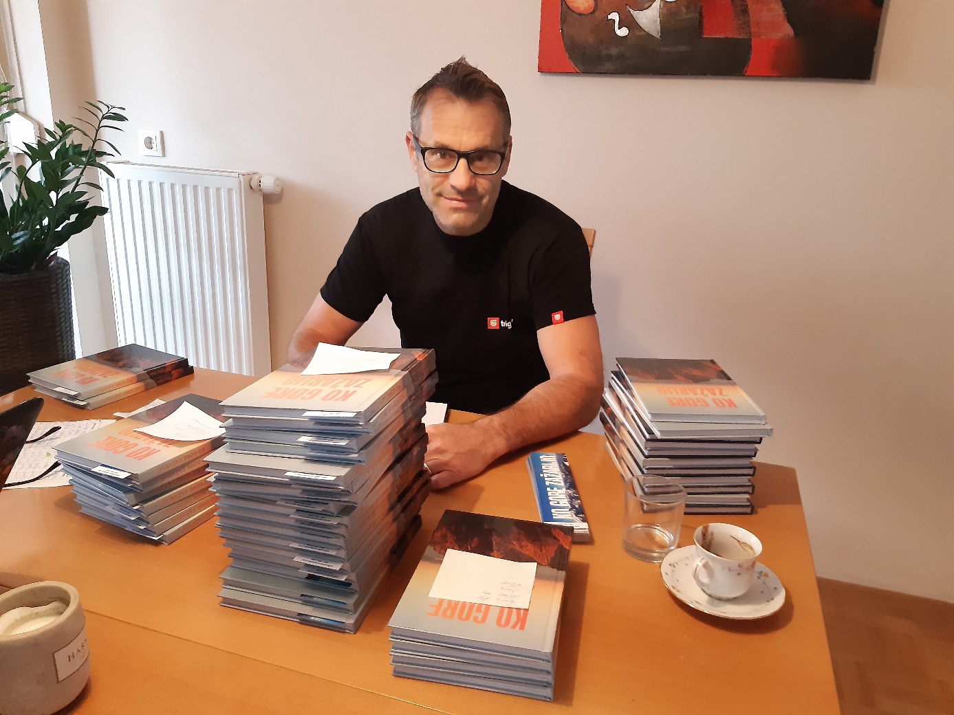 Avtor Milenko Petrovič s svojo knjigo