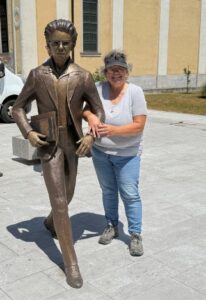 Kip Srečka Kosovela v naravni velikosti in kiparka Alenka Vidrgar (vir: Kosovelova soba)