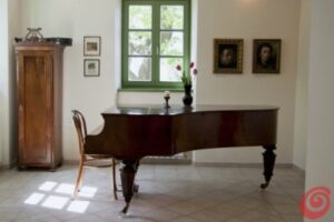 Klavir v Kosovelovi domačiji (vir: Kosovelova hiša v Tomaju – ideje za brezčasni interier – Dom in stil)