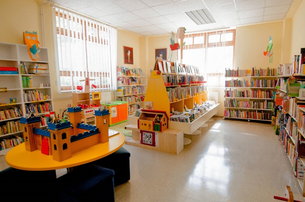 Prek pogovorov spoznavamo tudi različne projekte MKL in posebnosti dela v različnih oddelkih. (Foto: Knjižnica Rudnik)