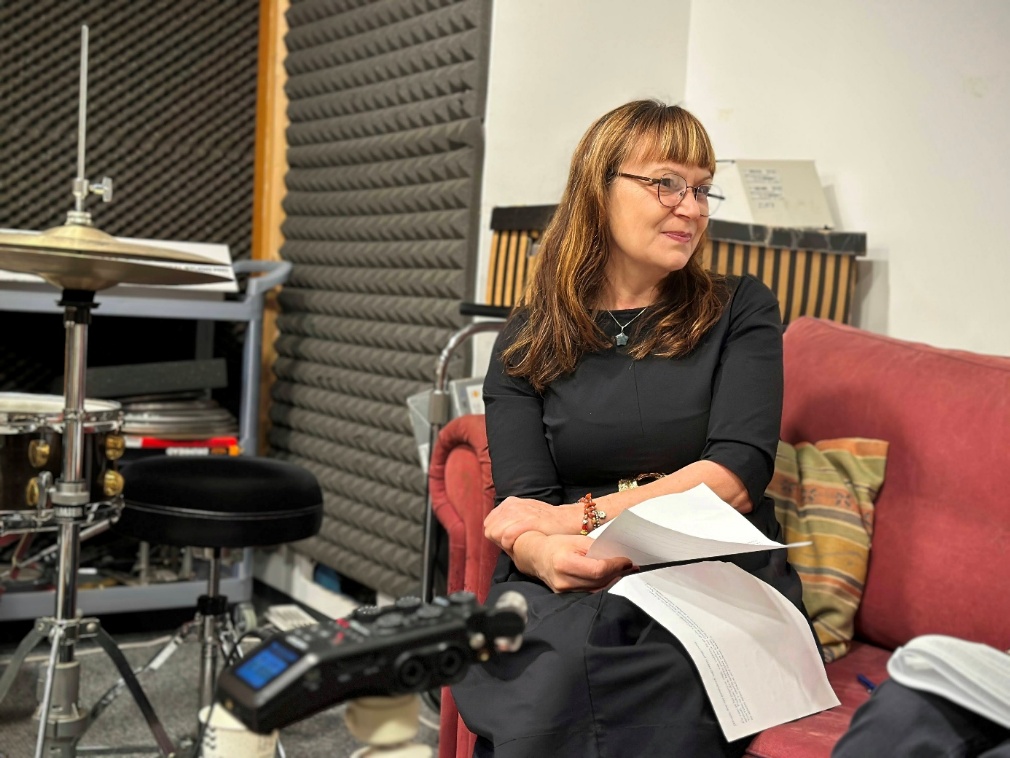 Simona Solina med snemanjem podcasta UD:K. (Foto: Alja Isaković)